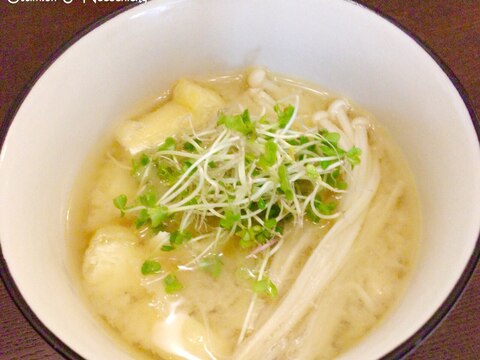 エノキと油揚げとスプラウトのお味噌汁